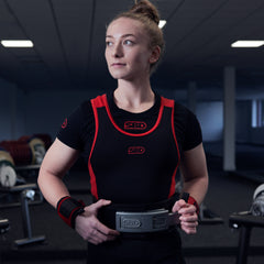 SBD Belt 10mm – riem gedragen door een vrouw over een singlet