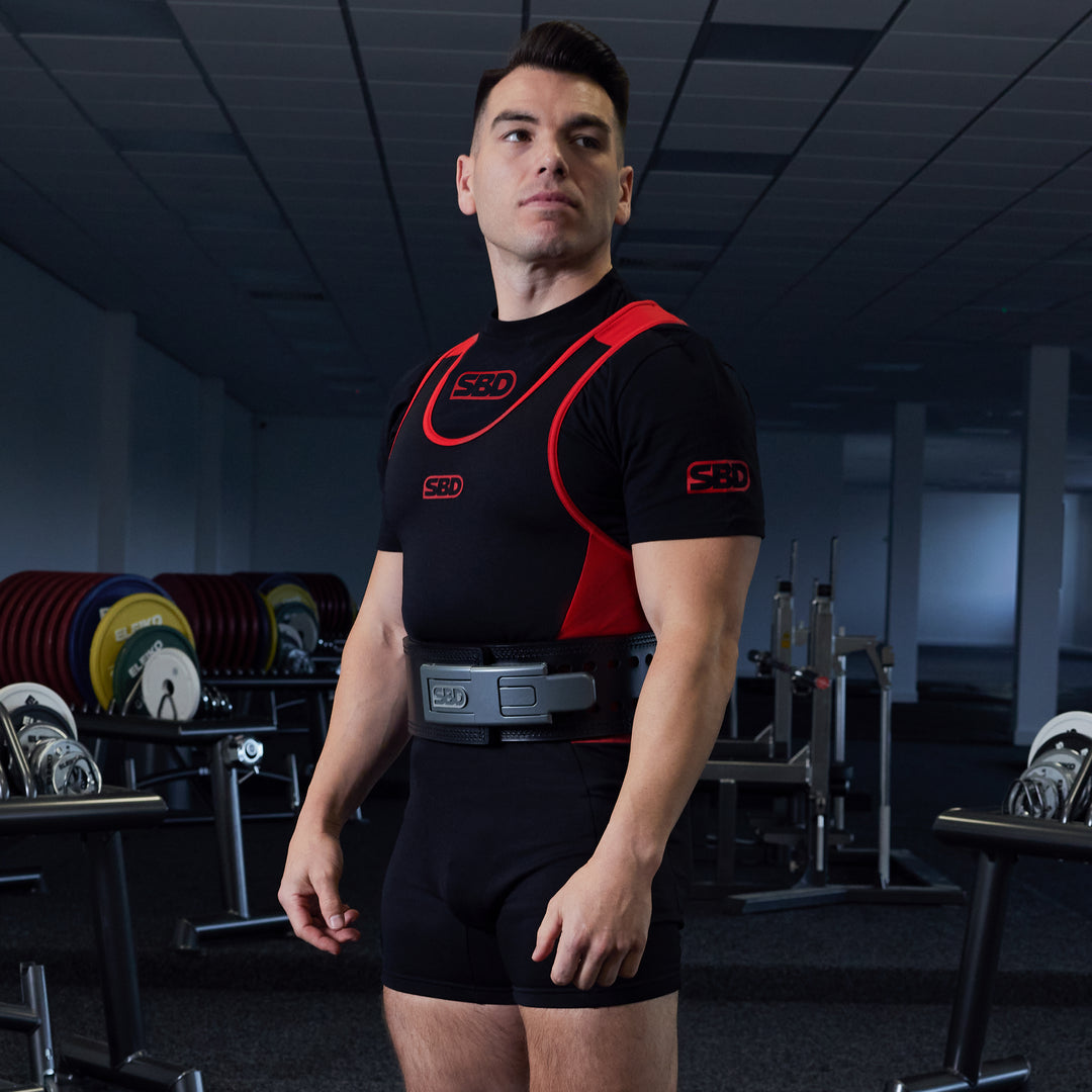 SBD Belt 10mm – riem gedragen door een man over een singlet