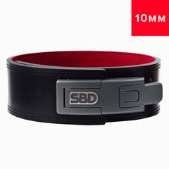SBD Belt 10mm – zwart-rode riem met gesloten gesp op witte achtergrond