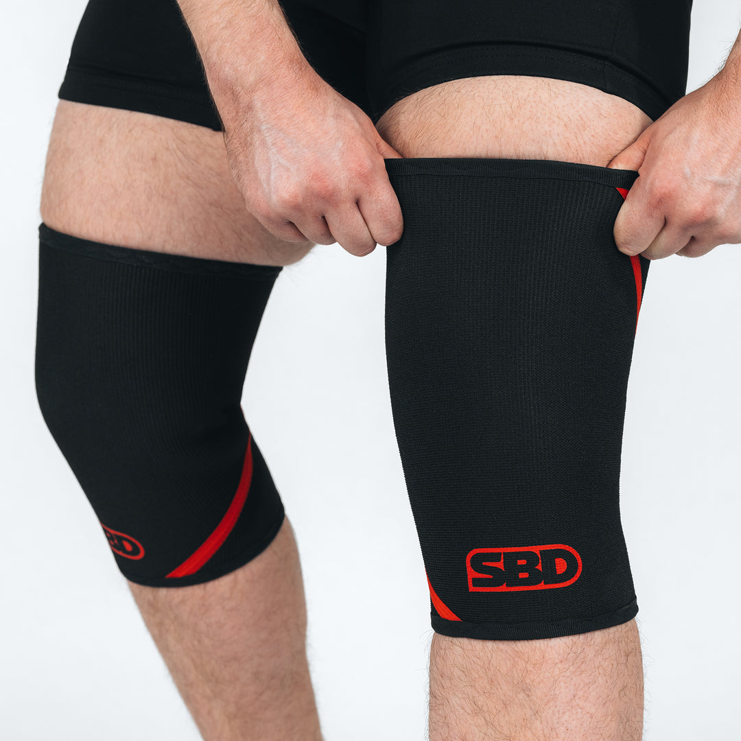 SBD Powerlifting Knee Sleeves 7mm – beide sleeves gedragen en opgetrokken bij de bovenrand