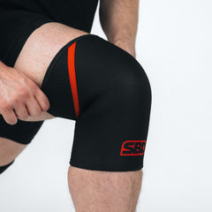 SBD Powerlifting Knee Sleeves 7mm – detail van het aantrekken rond de knie