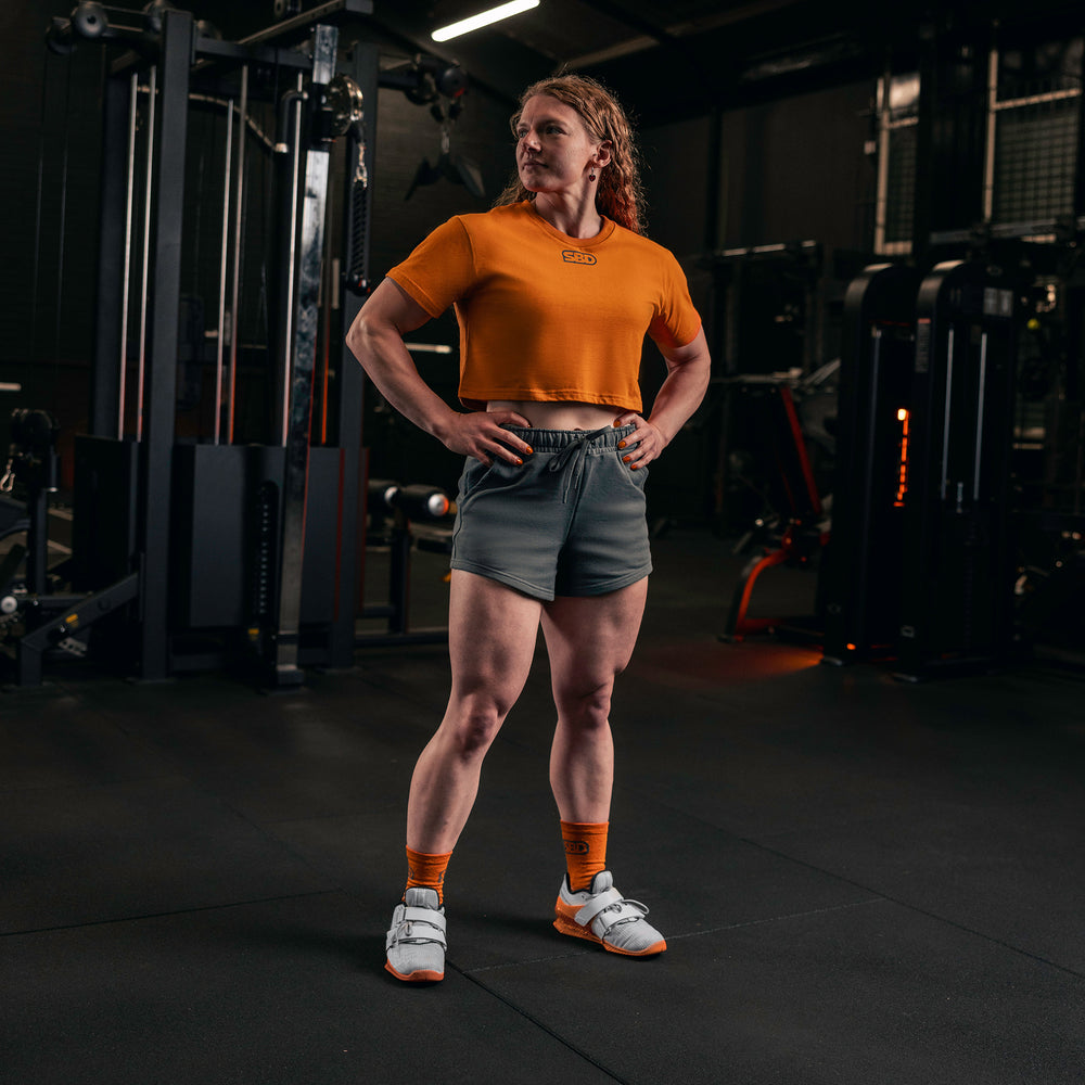 SBD Crop Top - Forge Limited Edition – oranje crop top gedragen met grijze shorts
