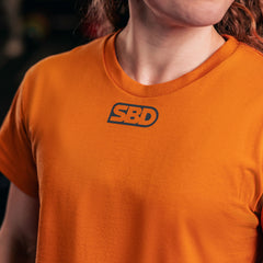SBD Crop Top - Forge Limited Edition – detail van de halslijn en het grijze SBD-logo