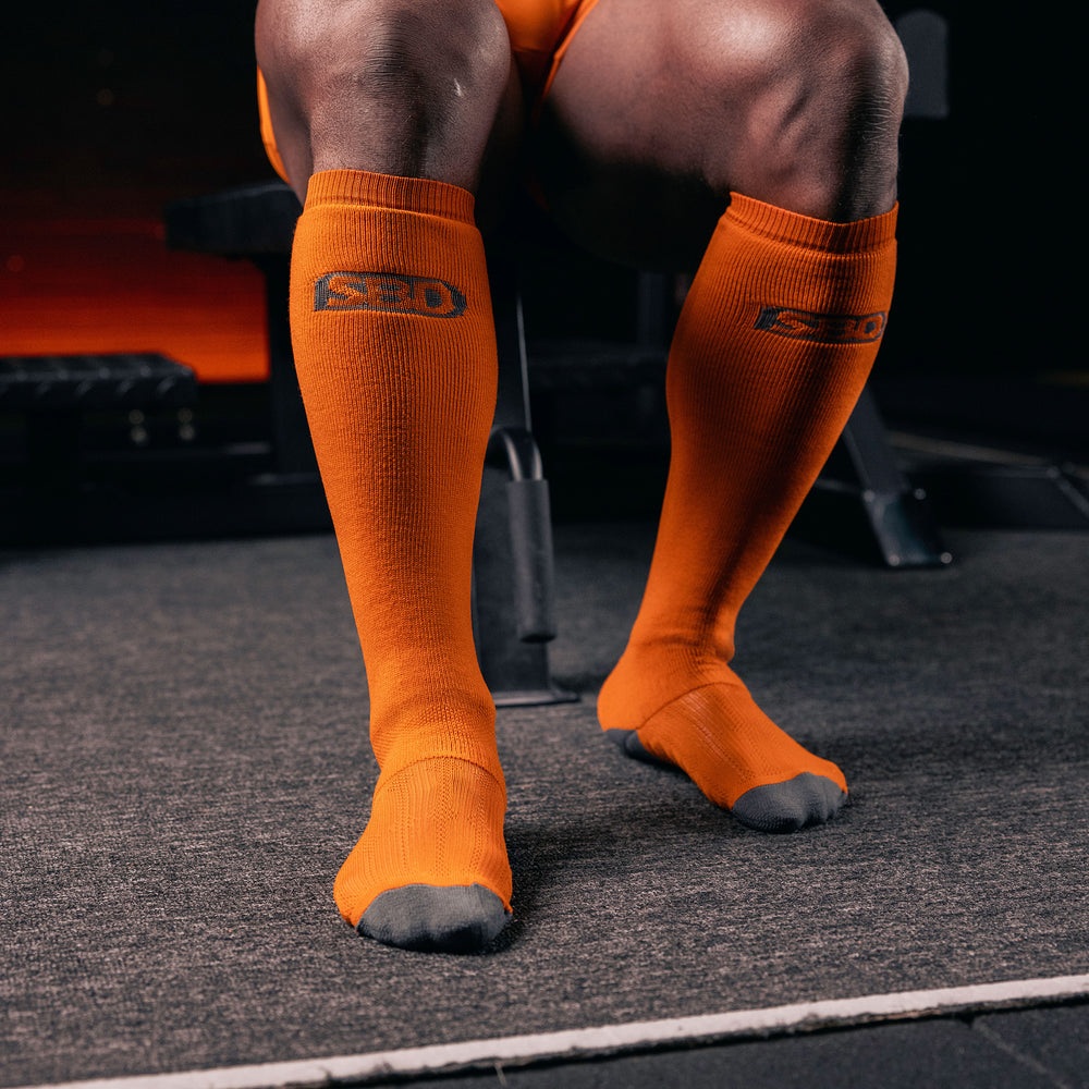 SBD Deadlift Sokken - Forge Orange Limited Edition – oranje deadliftsokken gedragen, beide voeten