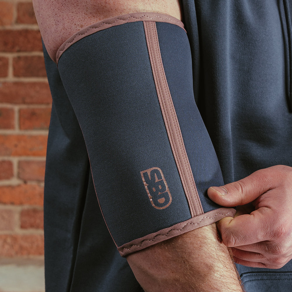 SBD Elbow Sleeves - Serenity Limited Edition – detail van de roze bies en het logo
