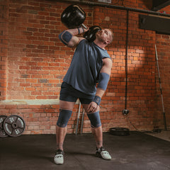 SBD Elbow Sleeves - Serenity Limited Edition – man draagt de sleeves tijdens een dumbbelloefening