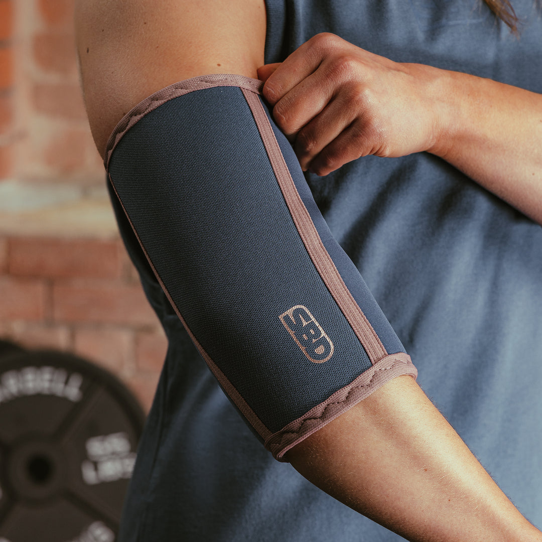 SBD Elbow Sleeves - Serenity Limited Edition – blauwgrijze sleeve gedragen door een vrouw