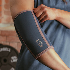 SBD Elbow Sleeves - Serenity Limited Edition – blauwgrijze sleeve gedragen door een vrouw