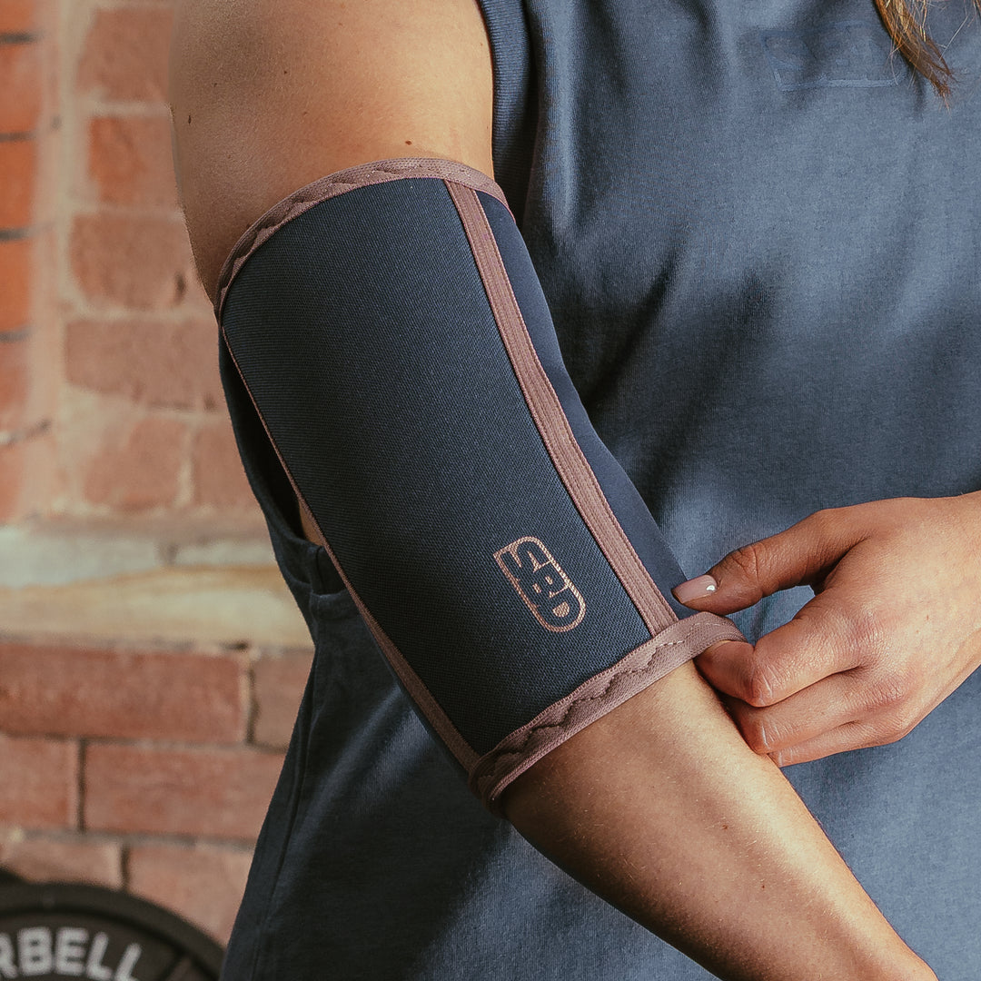 SBD Elbow Sleeves - Serenity Limited Edition – detail van de sleeve rond de elleboog van een vrouw