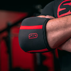 SBD Elbow Sleeves – detail van het rode logo op de gedragen sleeve