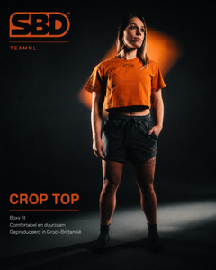 SBD Crop Top - Forge Limited Edition – campagnebeeld van de oranje crop top met productinformatie