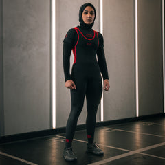 SBD Powerlifting Singlet Long Sleeve – vrouw draagt de full length singlet, volledige pasvorm
