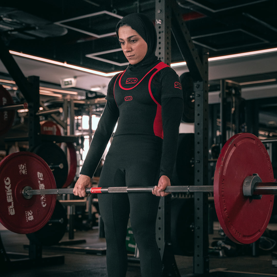 SBD Powerlifting Singlet Long Sleeve – vrouw draagt de full length singlet tijdens een deadlift