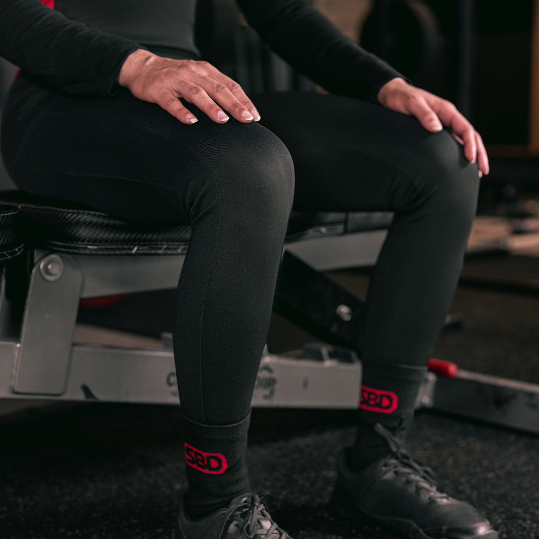 SBD Powerlifting Singlet Long Sleeve – detail van de lange pijpen tijdens het zitten