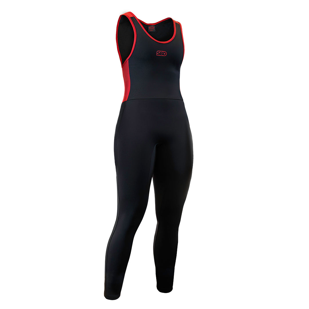 SBD Powerlifting Singlet Long Sleeve – zwart-rode full length singlet met lange pijpen op witte achtergrond