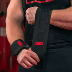 SBD Wrist Wraps – zwarte Flexible wrap met rood logo wordt aangebracht