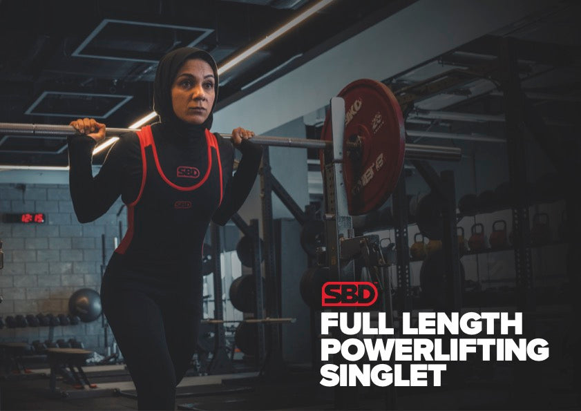 SBD Powerlifting Singlet Long Sleeve – campagnebeeld van de full length singlet tijdens een squat