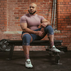 SBD Knee Sleeves 7mm - Serenity Limited Edition – man draagt de sleeves terwijl hij op een bank zit