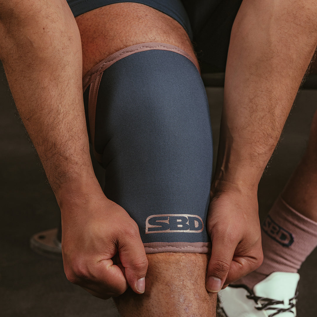 SBD Knee Sleeves 7mm - Serenity Limited Edition – detail van het aantrekken rond beide knieën