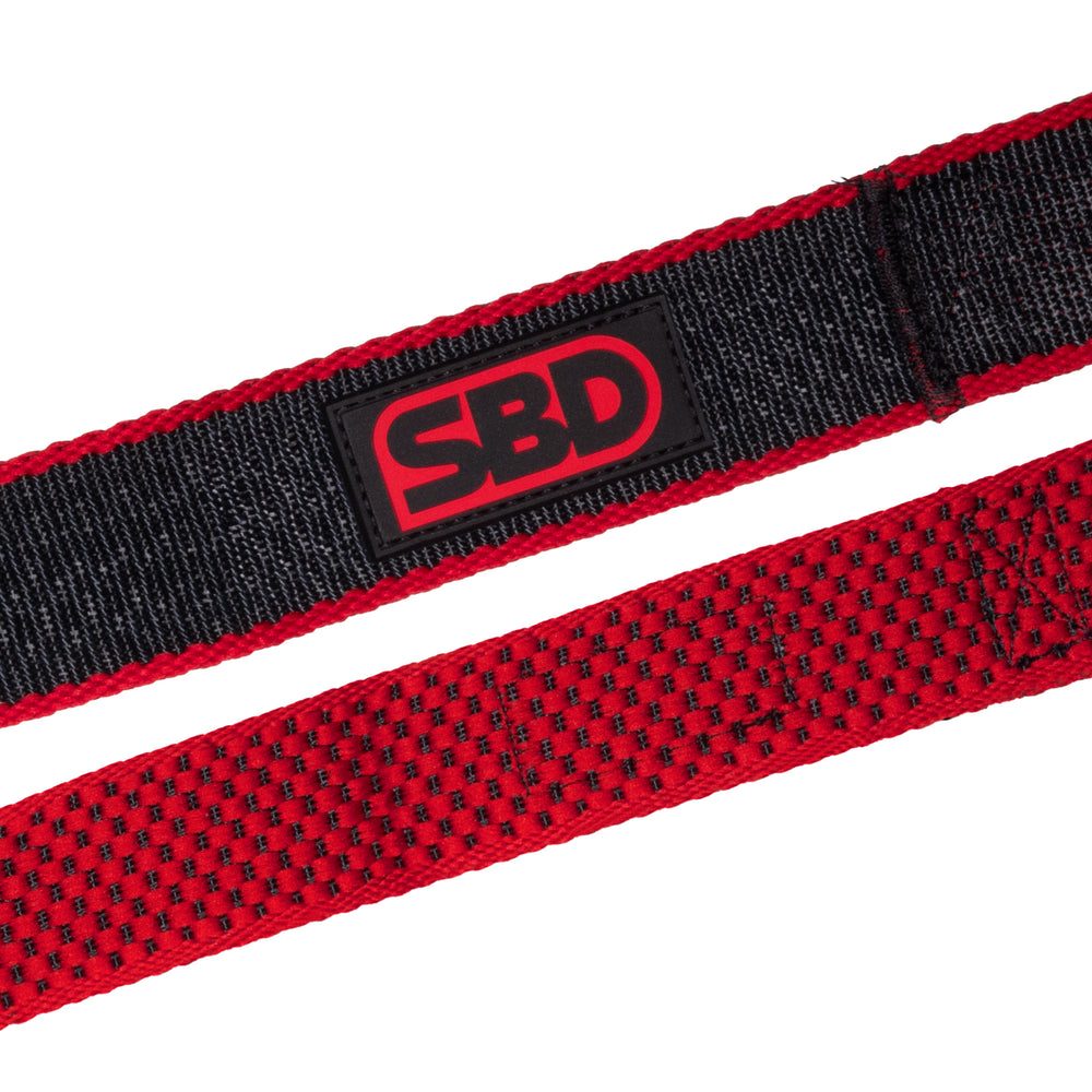 SBD Lifting Straps – detail van de zwarte band met rode voering en SBD-logo