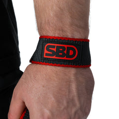 SBD Lifting Straps – detail van een Classic flat-loop strap rond de pols