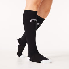 SBD Deadlift socks MOMENTUM Limited Edition – zwarte deadliftsokken met wit logo worden aangetrokken