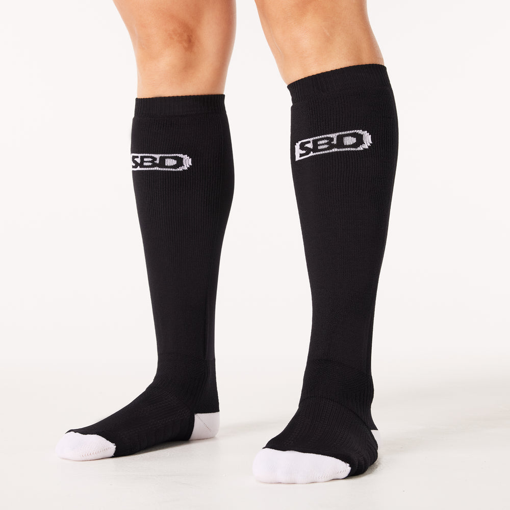 SBD Deadlift socks MOMENTUM Limited Edition – zwarte deadliftsokken met wit logo, vooraanzicht gedragen