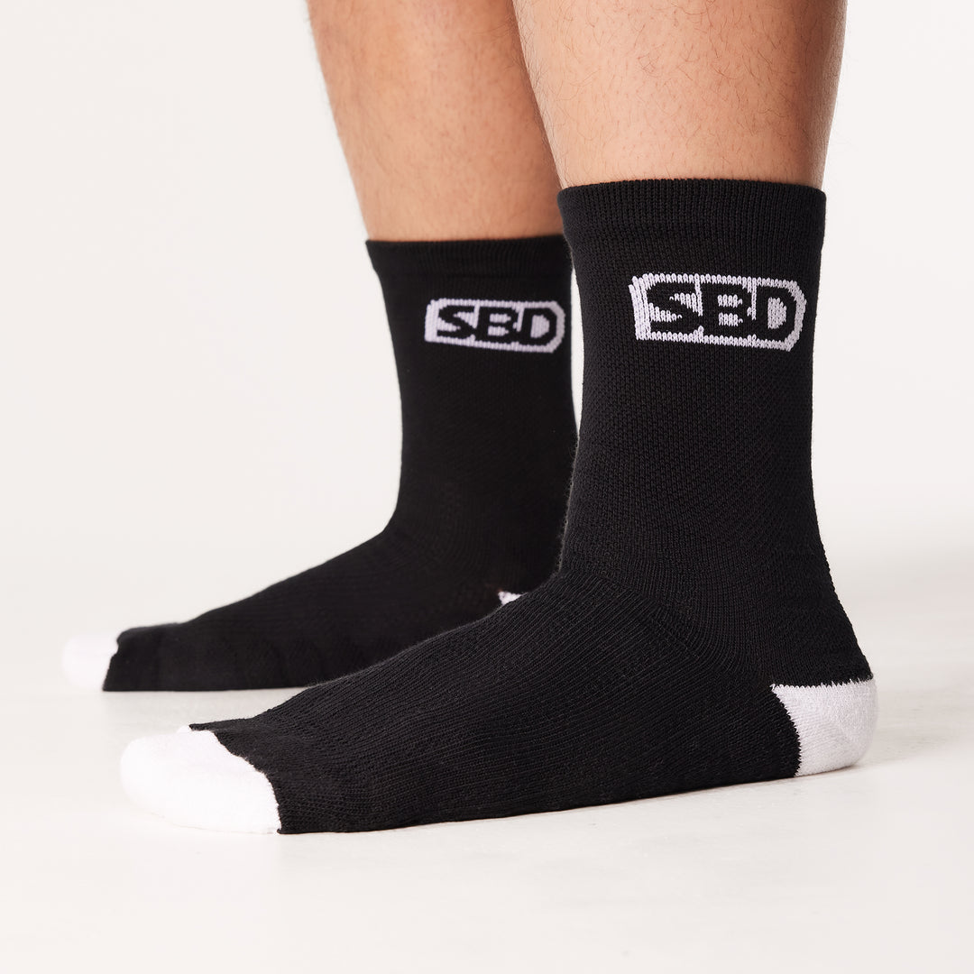 SBD Sport Sokken - Momentum Limited Edition – detail van de schacht en het witte logo