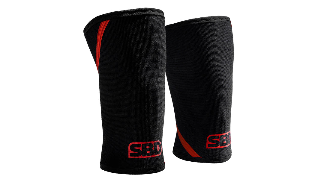 SBD Powerlifting Knee Sleeves 7mm – paar zwart-rode sleeves op witte achtergrond