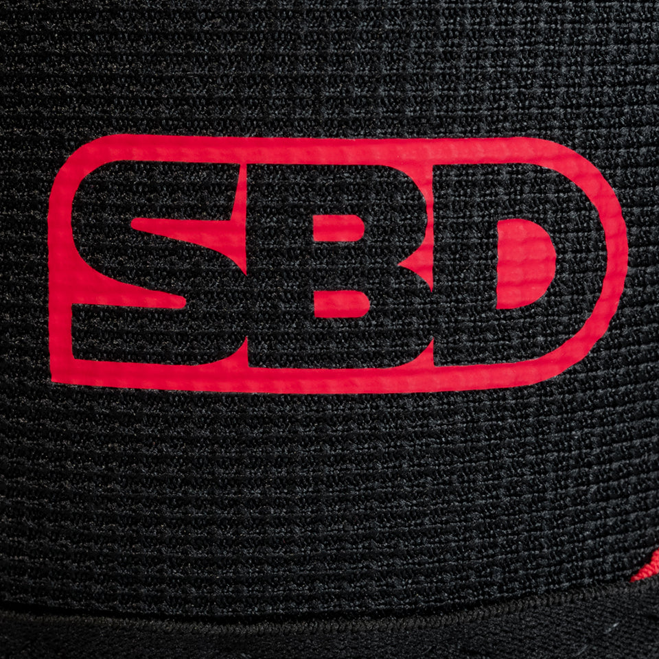 SBD Powerlifting Knee Sleeves 7mm – detail van het rode SBD-logo op het neopreen
