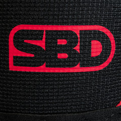 SBD Powerlifting Knee Sleeves 7mm – detail van het rode SBD-logo op het neopreen