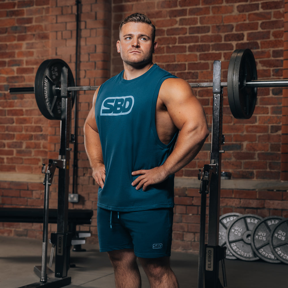 SBD Tank Shirt - Reflect Limited Edition – blauwgroene tanktop gedragen door een man, volledige pasvorm