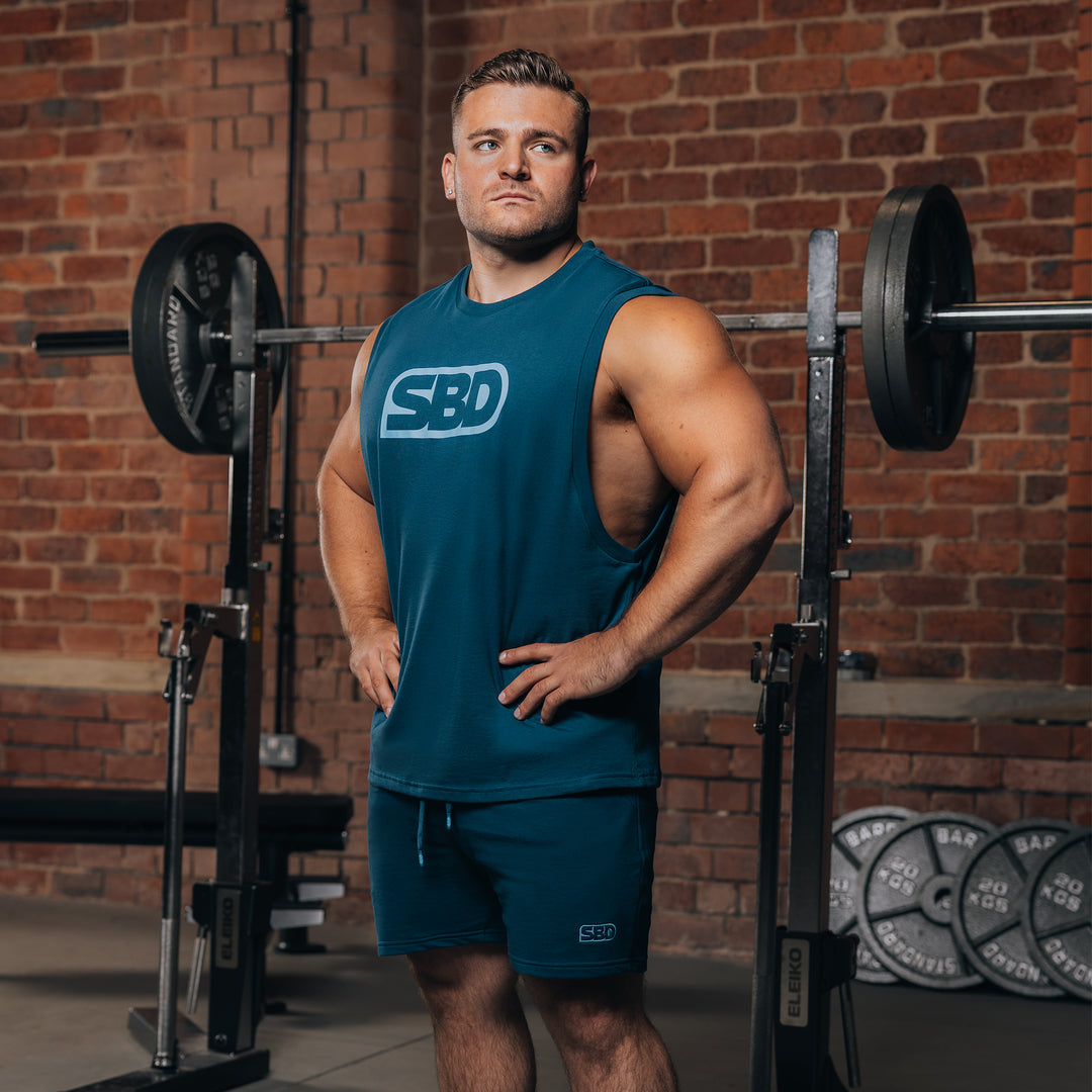 SBD Tank Shirt - Reflect Limited Edition – blauwgroene tanktop gedragen door een man, volledige pasvorm