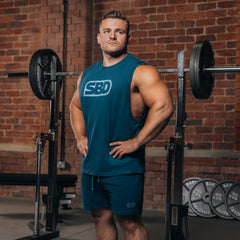 SBD Tank Shirt - Reflect Limited Edition – blauwgroene tanktop gedragen door een man, volledige pasvorm