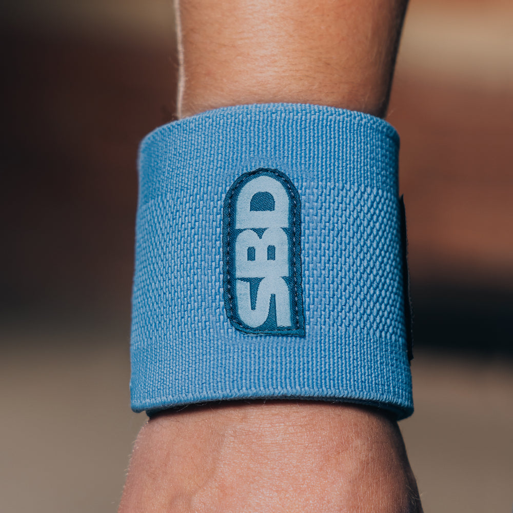 SBD Wrist Wraps - Reflect Limited Edition – detail van de gedragen lichtblauwe Flexible wrap
