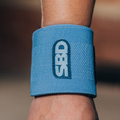 SBD Wrist Wraps - Reflect Limited Edition – detail van de gedragen lichtblauwe Flexible wrap