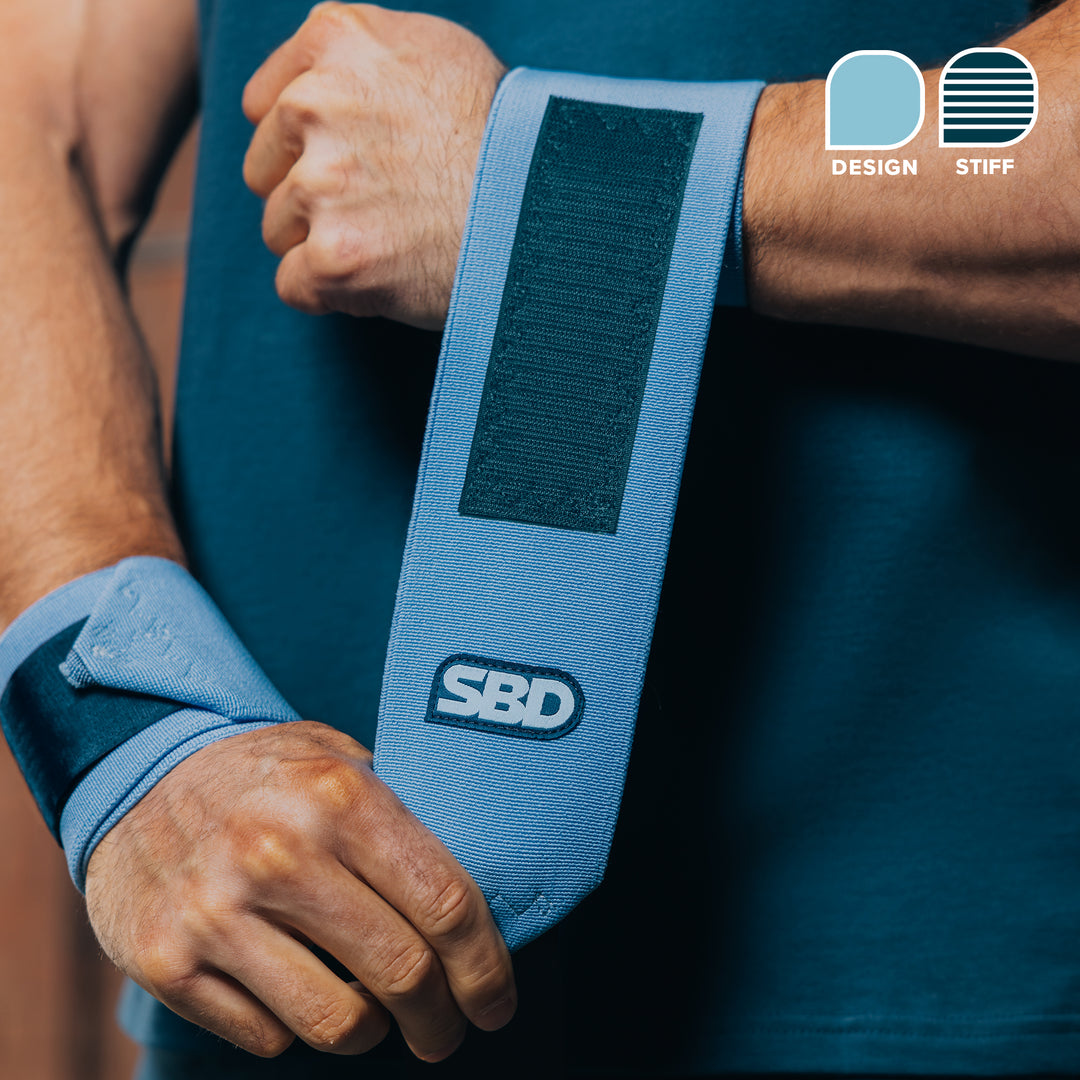 SBD Wrist Wraps - Reflect Limited Edition – lichtblauwe Stiff wrap wordt rond de pols gewikkeld