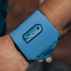 SBD Wrist Wraps - Reflect Limited Edition – detail van de gedragen lichtblauwe Stiff wrap