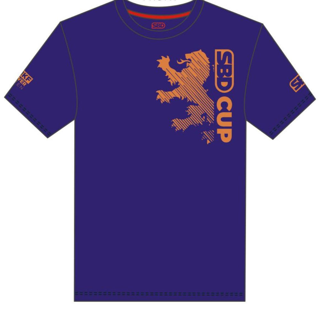 SBD Cup Nederland Official Meet Shirt – paars wedstrijdshirt met oranje leeuw en SBD Cup Nederland-opdruk