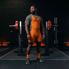 SBD Powerlifting Singlet Forge Orange Limited Edition – oranje herenmodel gedragen, volledige pasvorm