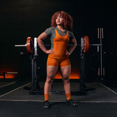 SBD Powerlifting Singlet Forge Orange Limited Edition – oranje damesmodel gedragen, volledige pasvorm