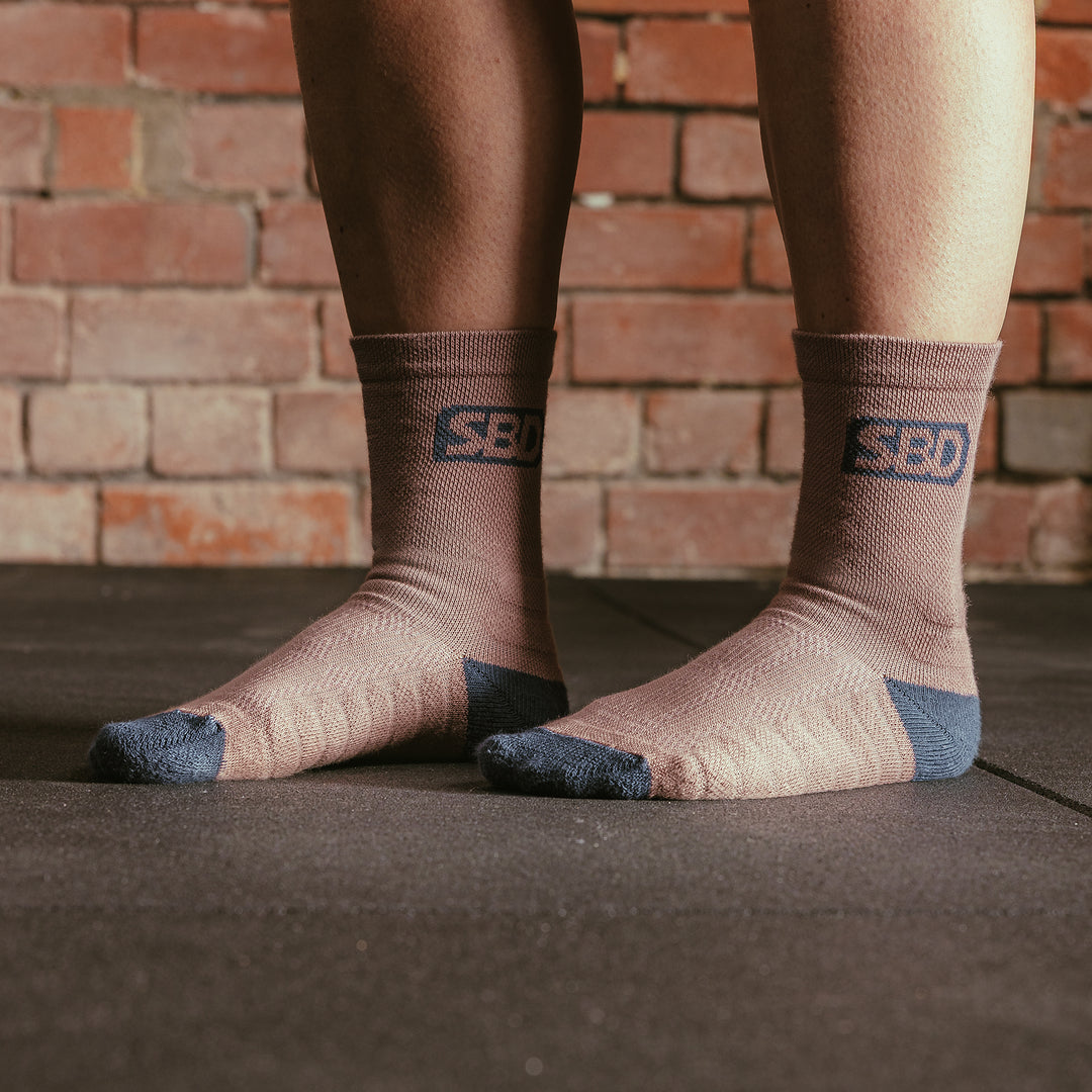 SBD Sport Sokken - Serenity Limited Edition – roze-grijze sportsokken, zijaanzicht met logo