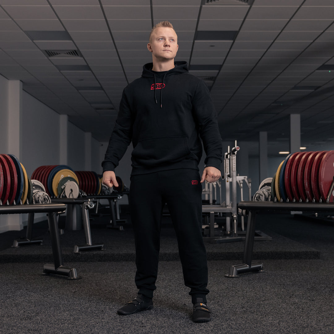 SBD Joggers Heren – zwarte broek gedragen door een man in de sportschool