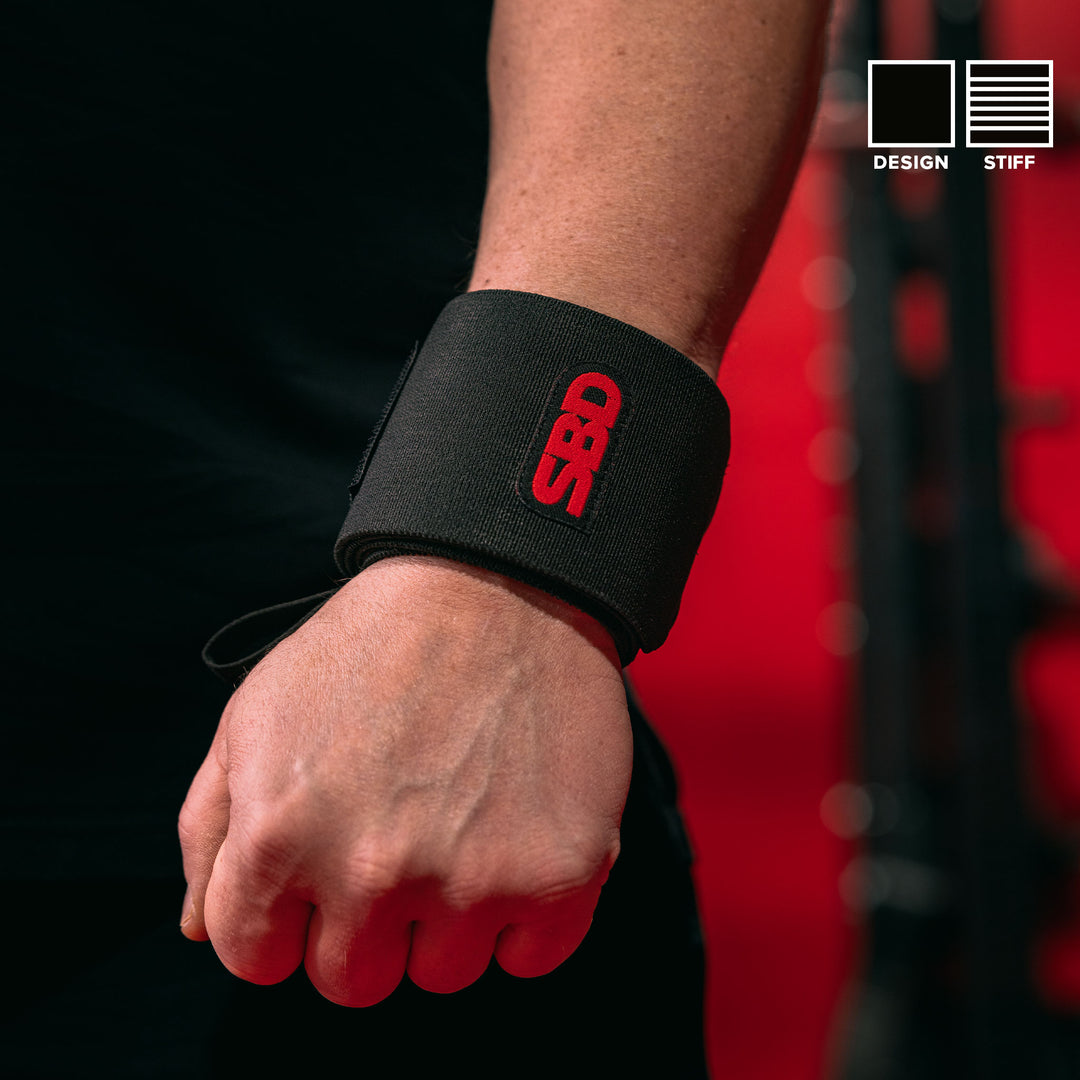 SBD Wrist Wraps – detail van de gedragen Stiff wrap met aanduiding