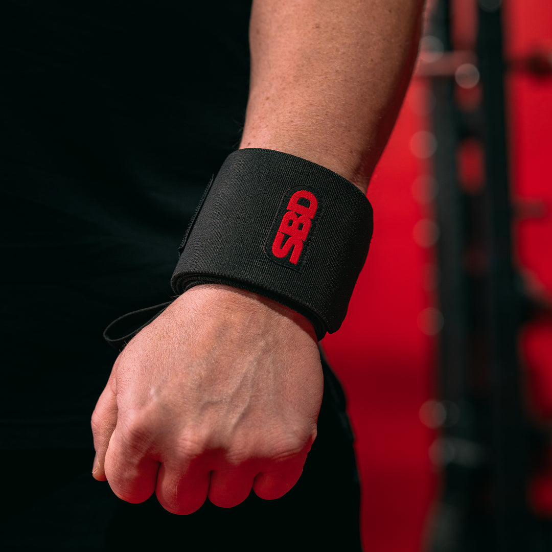 SBD Wrist Wraps – detail van de gedragen Stiff wrap zonder aanduiding