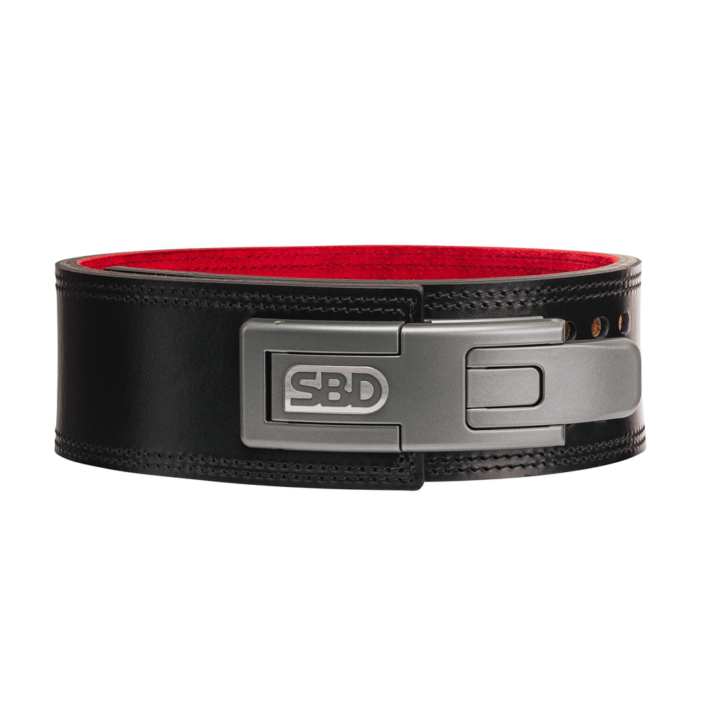 SBD Belt 13mm – zwart-rode riem met gesloten gesp op witte achtergrond