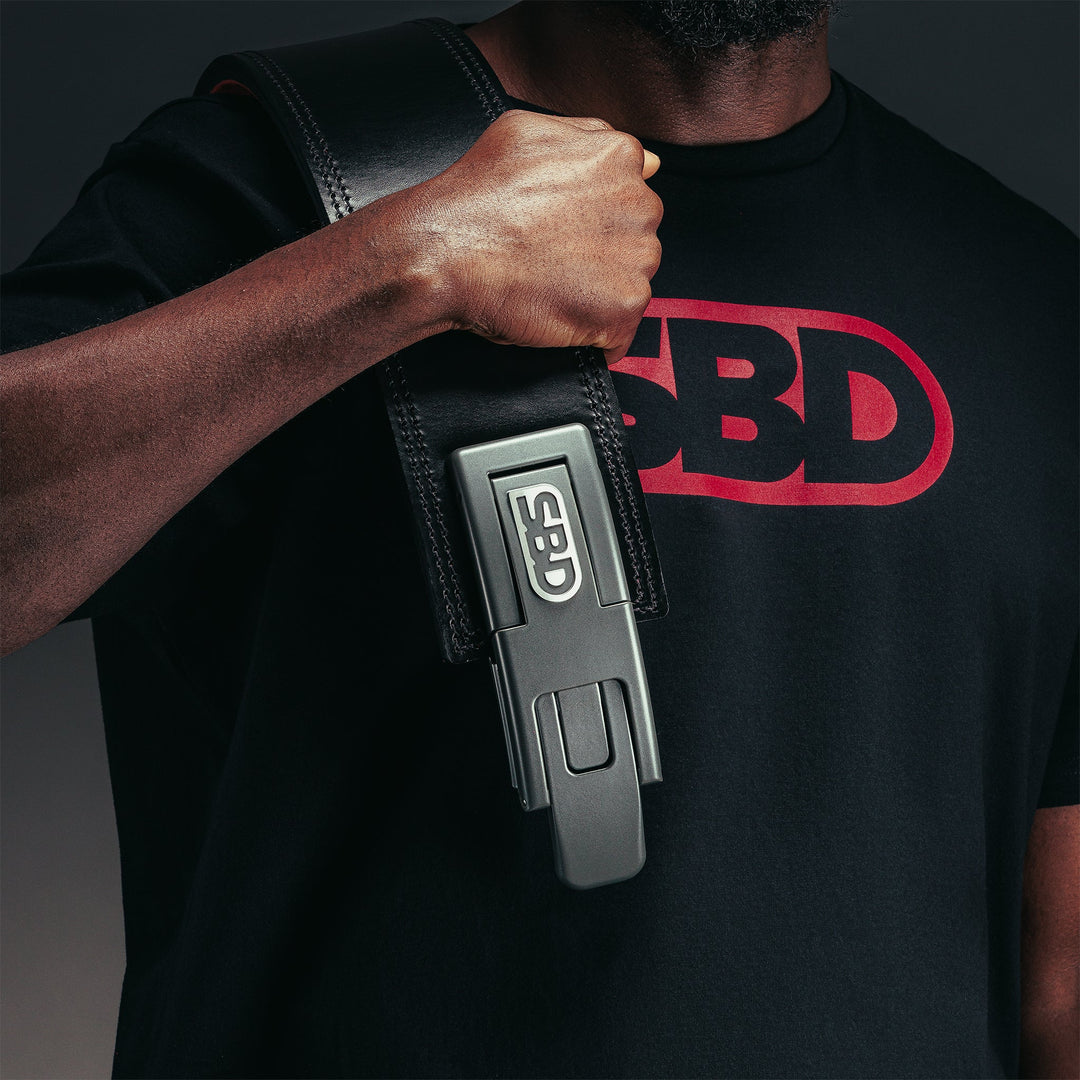 SBD Belt 13mm – gedragen over de schouder met de gesp zichtbaar