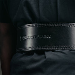 SBD Belt 13mm – detail van het ingedrukte SBD Powerlifting-logo op het leer