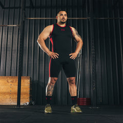 SBD Weightlifting Singlet – zwart-rood herenmodel gedragen, volledige pasvorm