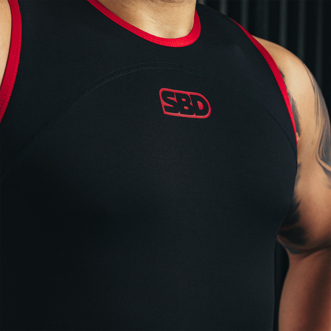 SBD Weightlifting Singlet – detail van de rode halslijn en het borstlogo bij het herenmodel